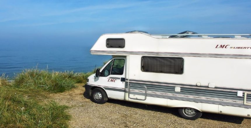 Il bagno di un camper nasce con layout standard ma può essere personalizzato con tanti accessori anche fai da te