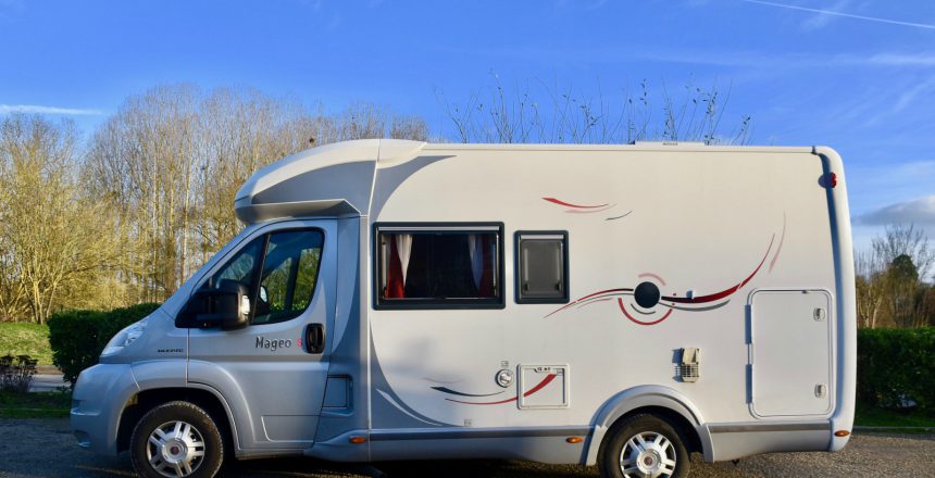 Dormire in camper per strada è possibile ma solo rispettando le norme di legge previste nel Codice della Strada